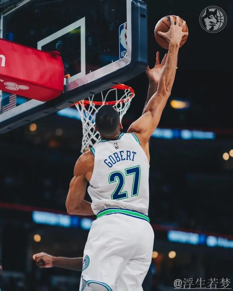戈贝尔霸气表现，单场上演8次扣篮！森林狼官推报道