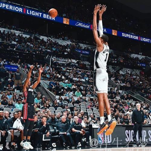 文班亚马右侧转身后仰倒地投篮命中 文班亚马右侧转身后仰倒地投篮命中